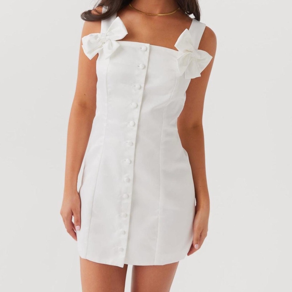 Elegant White Bow-Accent Dress